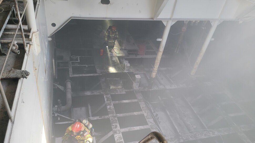 거제 수리조선소 페인트 작업 도중 화재…11명 부상 – 한겨레